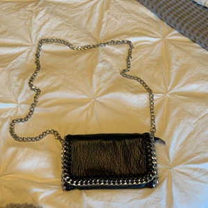 Kedjeväska  - Säljer denna super fina väska med märket Tiamo, då den tyvärr inte kommer till användning längre. Använd sparsamt därmed fint skick utan defekter. Nypris 450kr, vid flertal intressen blir det budgivning😇