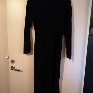Only stickad långklänning med slits S - Rymlig ribbstickadklänning i S. Passar säkerligen både M och L beroende på hur man vill ha den. Den är ganska ledig i passformen. Oerhört mjuk och behaglig, ledig men dressad om man har 20 min på sig att slänga upp en messy bun och nåt snabbt ur garderoben. Funkar för alla tillfällen! Jag köper för mycket kläder, Det är min enda ursäkt här :). Snygg slits och bälte som går att välja bort. Helt klart ett av de mest användbara plaggen i höst och vinter :). Använd en gång, två timmar i en bil.