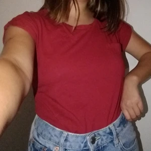 Röd t-shirt  - Söt, mjuk, röd t-shirt med en ficka där fram som jag inte använd på länge. Står ingen storlek men jag uppskattar den som S. Skriv för frågor eller fler bilder!