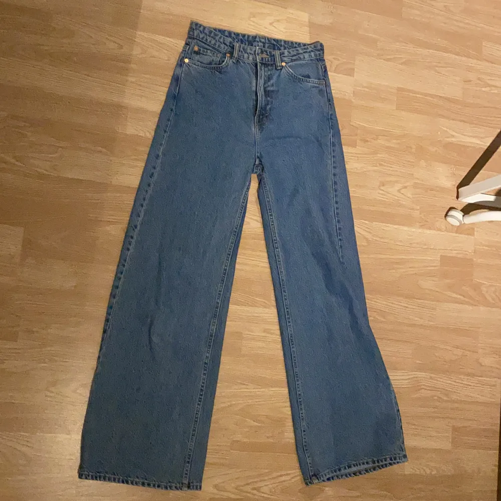 Använda 1 gång, baggy jeans lite för baggy för mig därför jag väljer att sälja de. Sitter super bra 💕 från weekday . Jeans & Byxor.