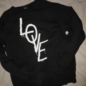 Svart tröja - Snygg svart tröja/collegetröja med tryck på (ser ut som sprayat på), köptes i London för flera år sen på Forever 21! Kommer aldrig till användning tyvärr. 💘💞 Jag är oftast i storlek S 