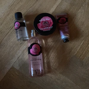 The body shop kitt ❤️❤️❤️ - Säljer ett littet kitt med the body shop saker lukt british rosé. Kittet innehåller:en body butter shower gel  handkräm och en perfym ❤️❤️