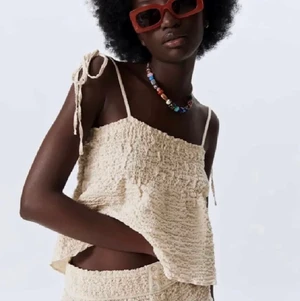 Linne zara - Säljer denna slutsålda strukturtopp från zara i storlek S men skulle säga att den passar båda Xs och M också då den är stretchig🥰❤️‍🔥 