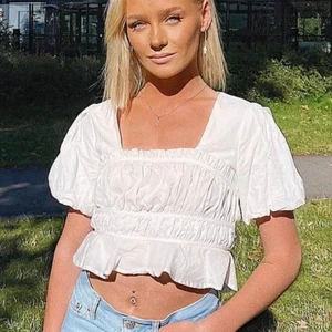 Vit blus - Sjukt snygg blus/topp som passar till allt. Säljer då den är för liten på mig. Använd fåtal gånger men i mycket bra skick!