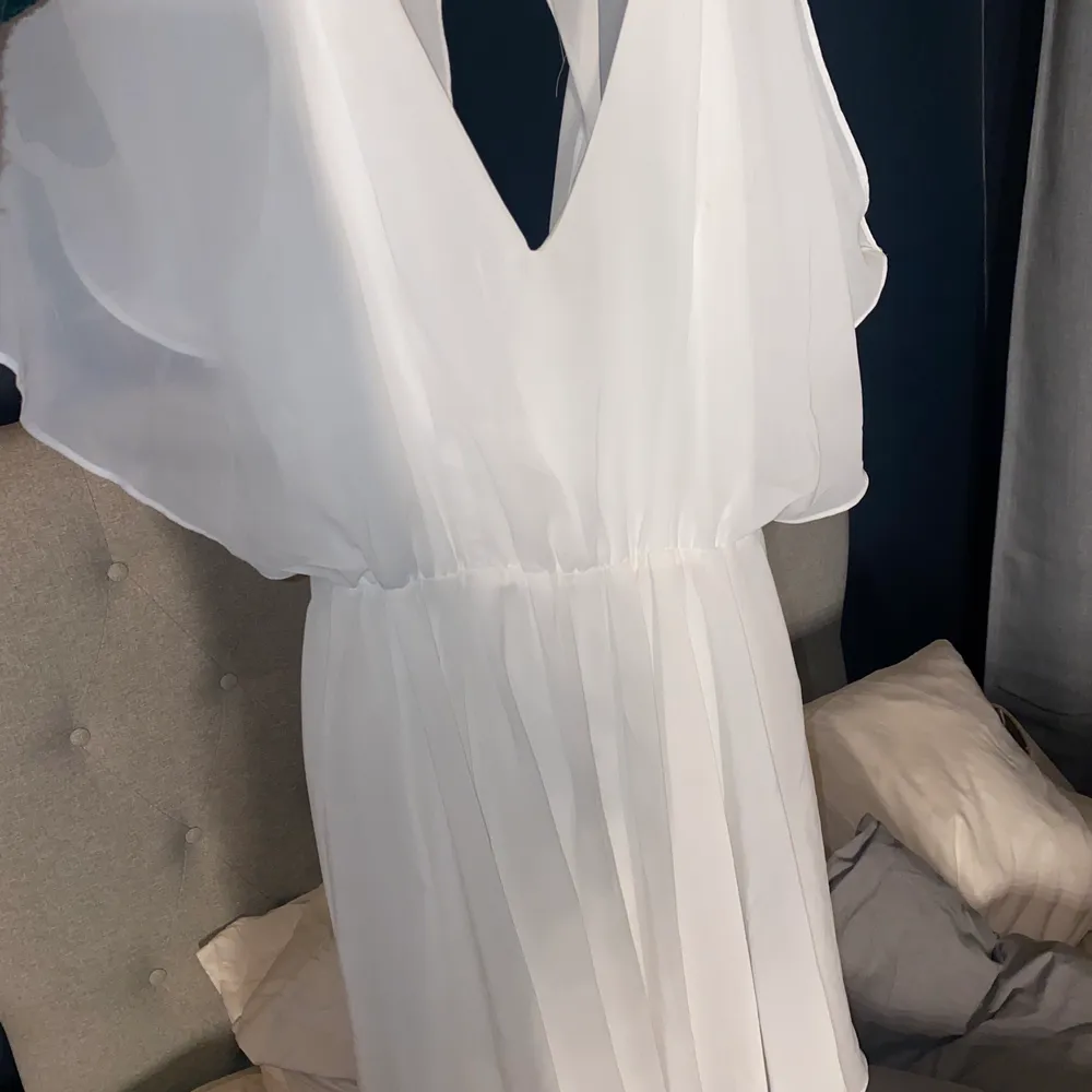 Säljer denna fina vita klänning med lite öppen rygg som ja köpt på bubbelroom minns inte märket då jag köpte den förra sommaren men de står make way i den. Säljer pågrund av att jag inte kommer få användning av den storlek xs men passar nog en s med👍🏻✨. Klänningar.