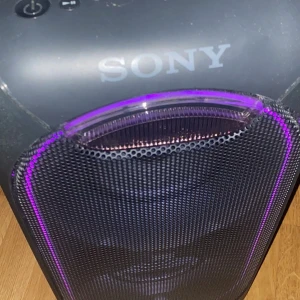 Säljer denna Sony högtalare för 1500kr - Hej den här högtalaren kostar 3000kr ny inga skador man kan även stätta på extra bass