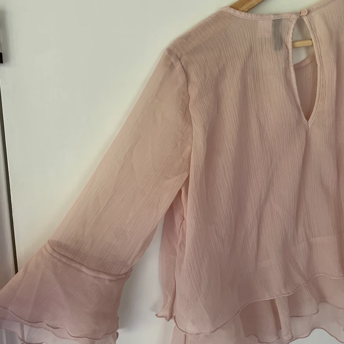 Rosa blus med volanger - 90