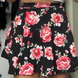 Kjol - Jätte söt kjol svart med rosor på