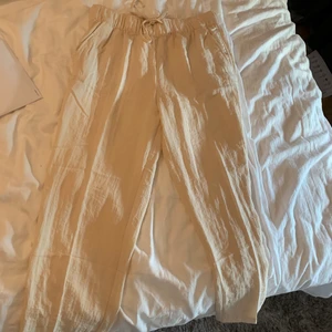 Beiga linnebyxor  - Säljer dessa beige linnebyxor från HM då de ej kommer till användning 💓