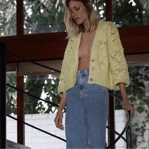 Stickad kofta - Slutsåld superfin gul stickad! (Lånade bilder från Zaras hemsida) Aldrig använd, prislapp finns kvar. Möts i stan eller så står köparen för frakt!