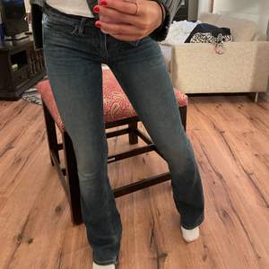 Crocker jeans i storlek w25 l33, bootcut modell! Supersnygga och bra skick!💘 (!dom är en aning blåare än på bilderna!) Dom är lågmidjade! Innerbensläng : 79cm Midjemåttet : 75cm 😇Buda eller köp direkt för 350kr😇