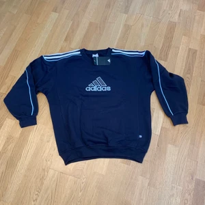 Addidas sweatshirt 90s - Helt ny och oanvänd. Strl L-Xl passar även mindre storlekar om man vill ha den oversize. ☺️ (Lägger ut igen pga osäriös köpare)