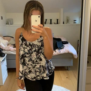 linne - Ett marmor linne med guld ”kedjor”, lite för långt för mig annars jätte fin, använt någon gång 