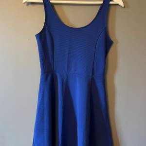 En blå vacker klänning från H&M