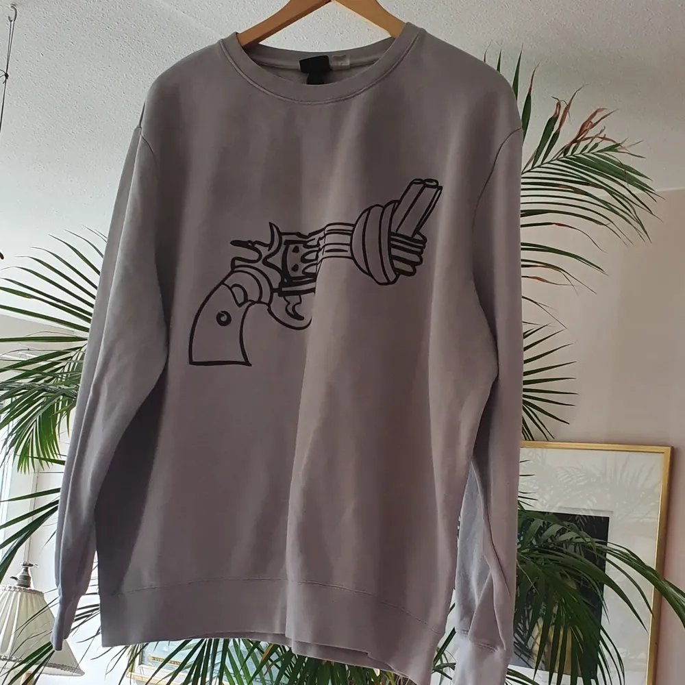 Säljer min söt och unisex slutsåld sweatshirt som är I mycket bra skick och användade 2 gånger. Tröjan matcherar med allt och passar XS_L  beror på hur man vill ha på sig. Finns fler bilder och bud I kommenterna . Hoodies.