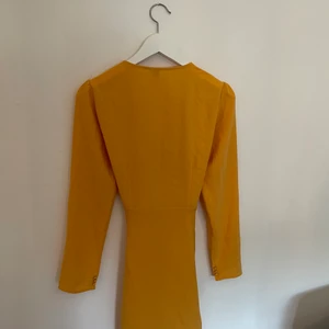 Klänning från NLY - Använd 1 gång, skön klänning med långärmade kvällar till lite kyligare kvällar!