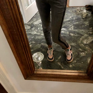 Streetstyle jeans från Oui ⚡️ - Intressecheck på ett par super snygga jeans perfekta till hösten från Oui. 🪐 Jeansen har aldrig blivit använda och är i orginalskick.  Nypris: 1500 Säljer för: 700 atm. ♻️ Storlek är 34 men jag skulle säga att de är 24. 😊 Jeansen heter Newport Slim och märket är Oui. 