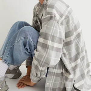 Flanellskjorta från hm💞💞💞 - Jättefin flanellskjorta från hm i skönt material❤️ den är i en fin ljusgrå färg❤️ säljs pga för lite användning💕 nypris är 300kr, jag säljer för 100💕💕💕