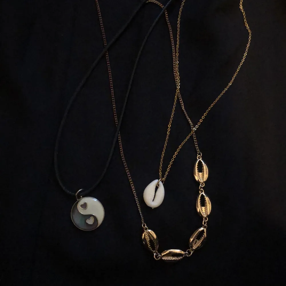 två halsband med snäckmotiv och ett yingyang halsband som ändrar färg med ändrad temperatur💜. Accessoarer.