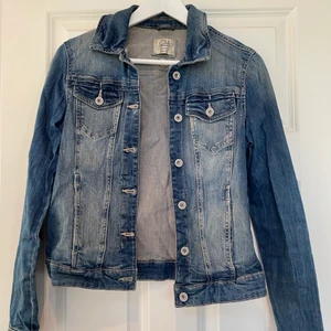 Jeans jacka  - Bra skick haft ett tag inte använd på senaste storlek M
