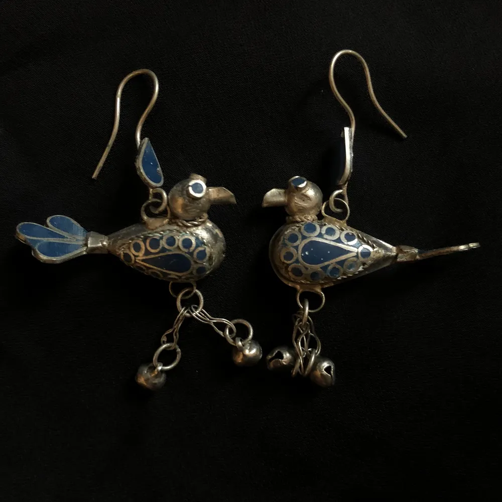 halsband med hjärt- och nyckelberlock, handjorda fågelörhängen och handgjort paljettarmband. Säljer alla i ett set!!💕. Accessoarer.
