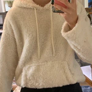 Hoddie  - En lurvig hoddie från h&m, storlek xs men super som en s, pris 35kr + frakt! 