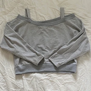 grå off shoulder sweatshirt  - cool off shoulder sweatshirt fast med två tjockare band som ”håller up” tröjan. Från något koreanskt märke kallat ”rok” fick av min syrra men aldrig använd. lite oversized så passar från XS-M beroende på vad man vill ha för look. 💕
