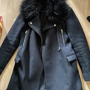 Kappa med päls - Jättefin kappa med päls från Zara, pälsen är avtagbar. Storlek S