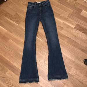 Jättesköna jeans från Gina. Det är i storlek S men skulle säga att de passar bättre på än med xs eller xxs. Bra skick💛