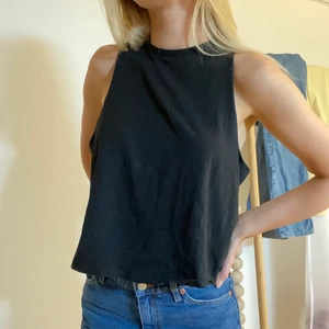 Svart linne - Snyggt skuret linne ifrån Noisy May som är helt oanvänt!! (med alla lappar kvar)💗 linnet är i strl S men passar allt ifrån en XS till M beroende på vad man vill ha för passform<3