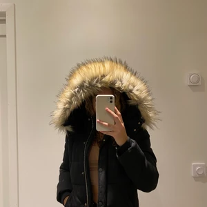 Vinter jacka  - Snygg pälsjacka från Topshop, perfekt till Vintern. Inte riktig päls!! Det går att ta av både pälsen och hela luvan  om man inte skulle vilja de de. Frakt: 99kr spårbart 