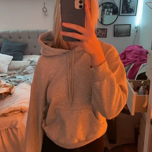 Mysig hösthoddie 😇😇 - Grå hoddie från monki😍 Storlek xs men skulle säga S. Möts upp i Stockholm, buda från 150kr.