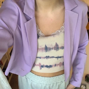 lila croppad kavaj  - stl 40, passar bra på mig som bär stl s i vanliga fall. använd en gång, superbra skick! köparen står för frakten.