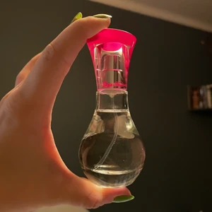 Cancan parfym Paris Hilton  - Endast några sprut använda! Inköpt för två veckor sen så väldigt ny ⭐️ 30 ml! Kan mötas i Stockholm eller skicka (köpare står för frakt) 💕🌸 