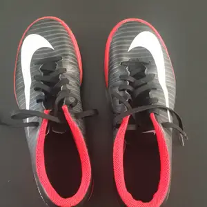 Svarta och röda Nike mercurial skor, bra skick. Storlek 39.