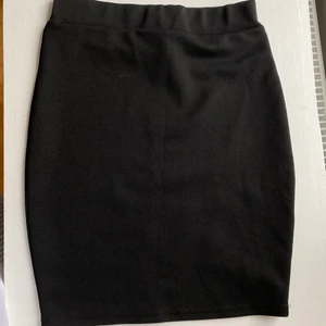 kjol från nelly - fin tight kjol från nellys egna märke! Använd ett fåtal ggr men i nyskick! 35kr+frakt