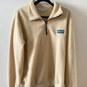 fleece - beige fleece från junkyard! Sparsamt använd! Säljer endast vid bra bud! Buden är bindande🥰bud + frakt NYPRIS:499kr