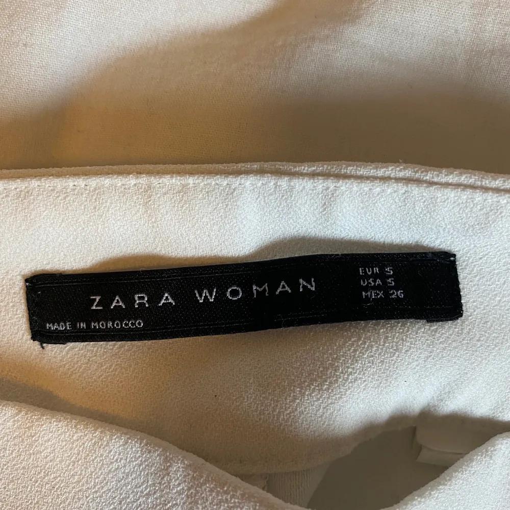 Vita kostymbyxor från zara, köpta secondhand men har inte använt för dom är förstora. Jeans & Byxor.