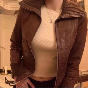 Skinnjacka  - Super snygg brun skinnjacka, säljer då den blivit för liten för mig😪 går att dra upp hela vägen för att värma halsen också
