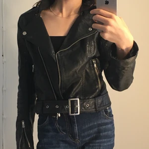 Supercool skinnjacka  - Supercool skinnjacka som inte kommit till användning. Den har dragkedja, knappar och skärp. 