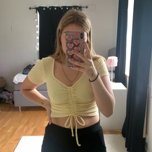 Gul topp - Gul ribbad topp i superskönt material! Använt fåtal gånger ⭐️✨