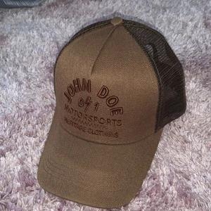 Brun keps  - Brun snygg keps som jag aldrig använt o därför säljer, köpte på nätet för 299+frakt. 