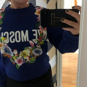 Love moschino college tröja - Säljer min kornblåa Love Moschino college tröja i ett extremt bra skick. Som jag minns när jag köpte tröjan så släppte Love Moschino en limited kollektion därför den är dyrare än de andra college tröjorna. Köpte den på nk i Göteborg 2019 för 3000 kr. Använd max 5 gånger. Storlek 40 men extremt liten i storleken, skulle säga mellan 36-38. 