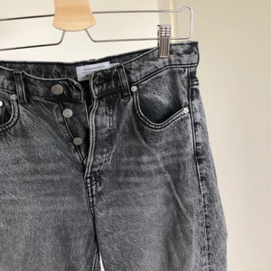 Straight jeans - Gråa straight jeans, midwaist ifrån other stories, säljer pga de blivit för små💓