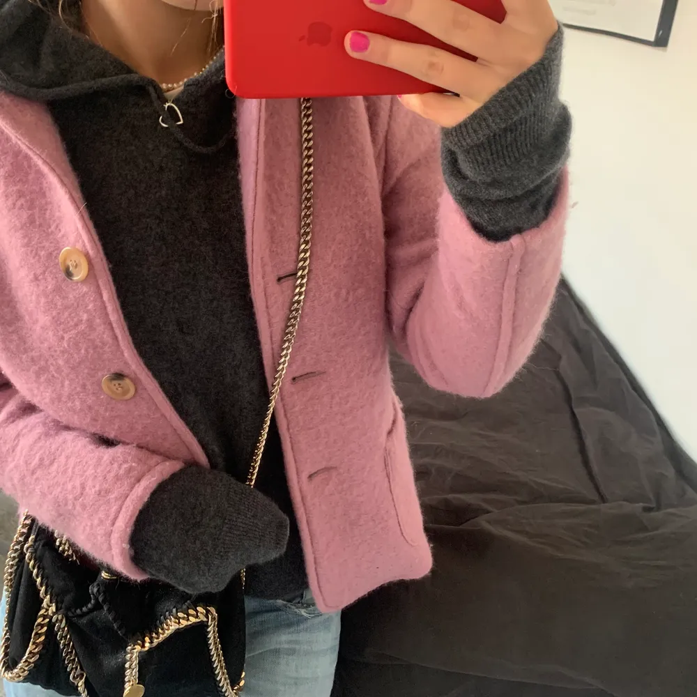 Säljer denna snygga kappa i superfin rosa färg det står inte vilket märke den är i💕 Den är i storlek S om man vill ha den lite overzised . Jackor.