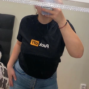 Riktigt cool tröja - Väldigt speciell cool tshirt beställd från usa. Knappt använd då jag ville ha den oversize och den var lite för liten, men det är ju en smaksak.🤪 storleken är S men det är mens sizing så skulle säga mer åt M. Priset på frakt varierar beroende på fraktmetod, kunden väljer hur den skickas och står därefter för kostnaden. 🥰 fler bilder kan skickas privat om så önskas! ☺️