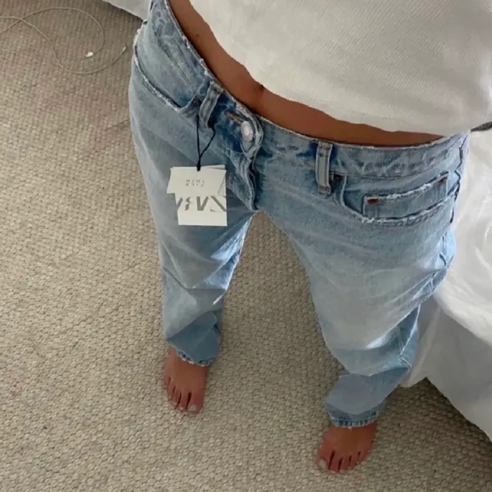 Helt oanvända mid rise jeans från zara, prislapp kvar! Säljer pga fel storlek. Passar mig som är runt 167. Jeans & Byxor.