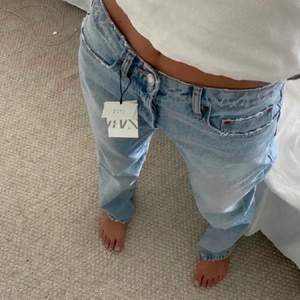 Helt oanvända mid rise jeans från zara, prislapp kvar! Säljer pga fel storlek. Passar mig som är runt 167
