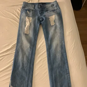 lågmidjade raka jeans - super snygga lågmidjade raka jeans med slitningar som jag tyvärr aldrig användt! skulle säga att dem passar en S! går även att klippa för er med kortare ben! 