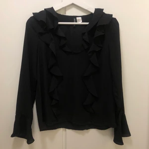 H&M volangblus storlek 38 - Svart superfin volangblus från H&M i härligt tunnare material, dock inte genomskinlig 🖤 Storlek 38 men väldigt liten i storlek så passar en 34-36 mycket bättre!